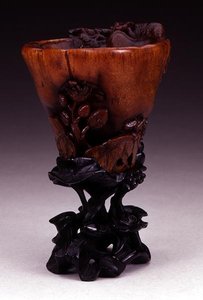 लिबेशन कप, कियानलॉन्ग अवधि 1736-95, चिंग वंश (नक्काशीदार गैंडा सींग) (142653-5 और 142694 देखें)